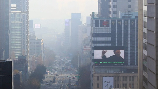개인보다 50배 비싼 부동산을 보유한 법인들이 막대한 세금 혜택을 누리며 부동산 투기를 조장하고 있다는 지적이 제기됐다. 사진은 서울 도심 일대 전경.<연합뉴스>